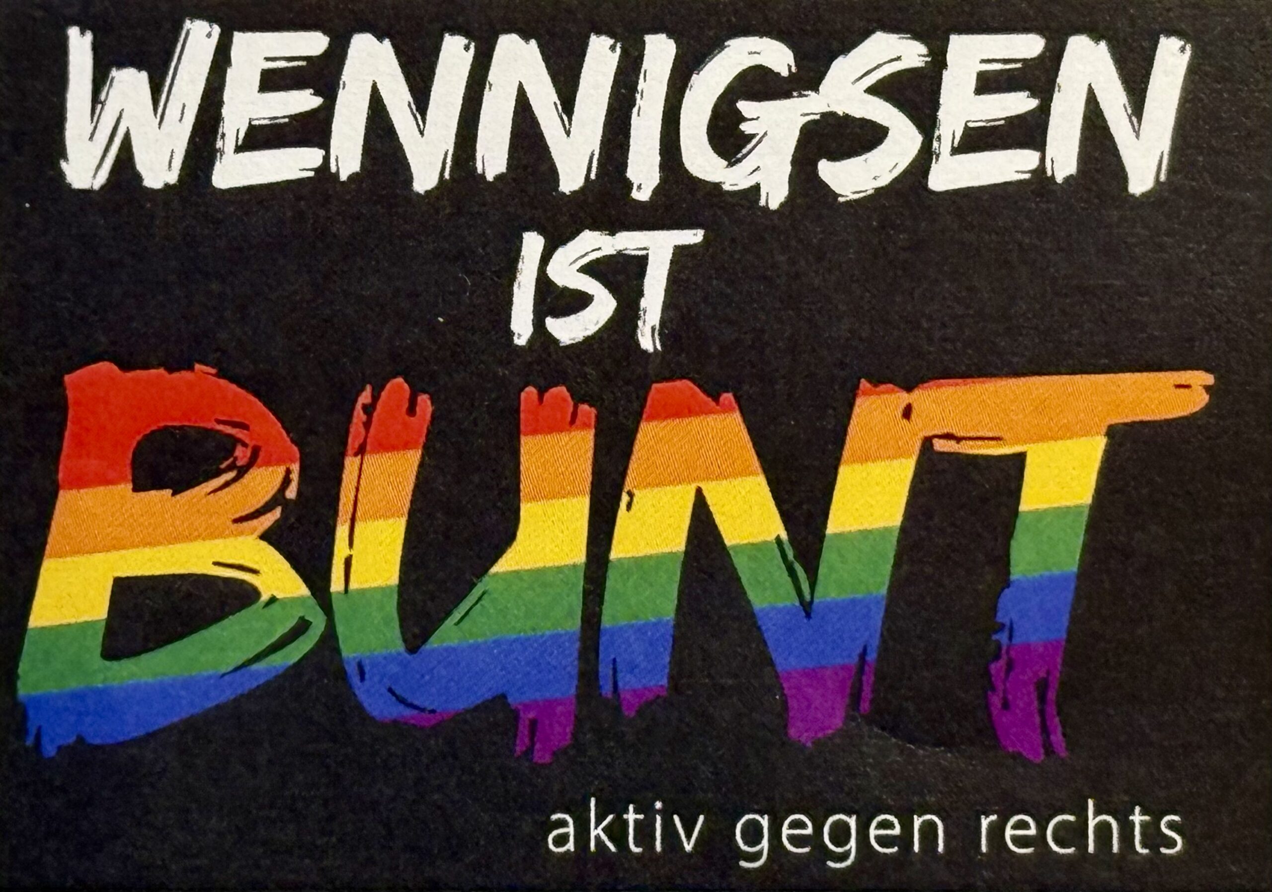 Banner mit dem Text: WQennigsen ist Bunt. Aktiv gegen Rechts!